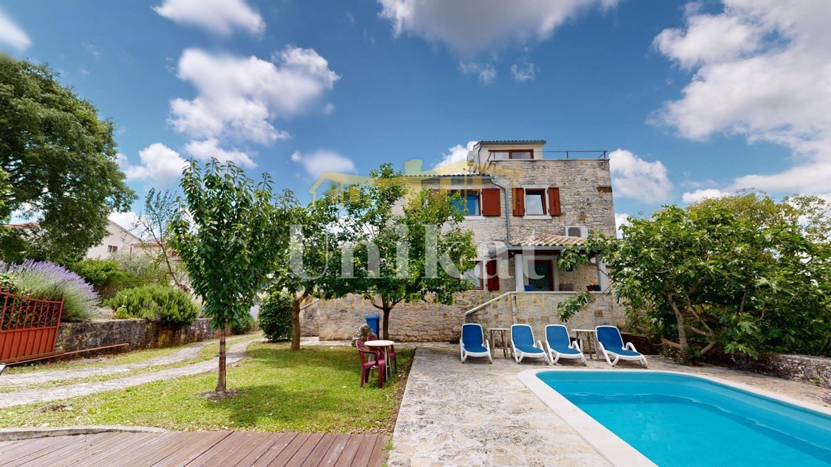 Posest z dvema kamnitima hišama - bazen in velika vrtna površina